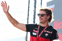 Superbike, Bulega non molla: a Estoril attacco totale