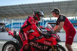 Superbike, Bulega e il caso della bandiera a scacchi: "Un errore"