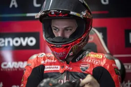 Superbike, Bulega "condannato" a battere Razgatlioglu: Aragon ultima chiamata?