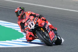 Superbike Jerez: Bulega pole spaziale, Toprak avvertito!