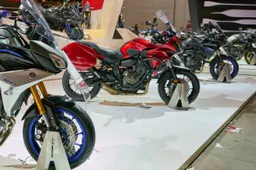 La rivoluzione ibrida che sta riscrivendo gli eventi motoristici