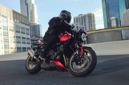 Triumph rinnova la Trident 800 per restare regina delle naked