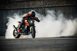 KTM 990 DUKE 2026: una grafica tutta nuova, un omaggio al passato