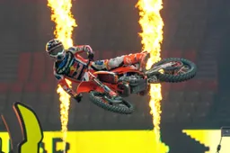 Eli Tomac debutta in gara con KTM e vince già: trionfo a Vancouver nel Mondiale Supercross