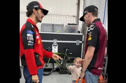 Un leccalecca per Pecco Bagnaia: il gesto della bimba addolcisce un finale di stagione amaro