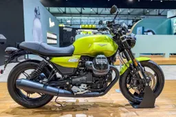 Nuove livree 2026 Moto Guzzi: eleganza, storia e spirito racing per V7, V85 TT e Stelvio Duecento Tributo