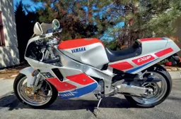 Yamaha FZR1000 EXUP: la maxi timida che riscrisse le regole tra anni ’80 e ’90