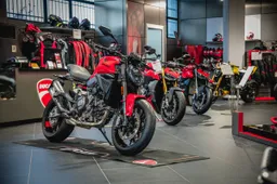 Mercato moto 2025: scooter in crescita, “moto vere” in calo. AICMOTO lancia l’allarme