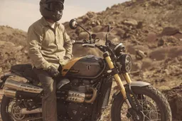 Scrambler 900: fascino Triumph, scarichi alti 2-in-2 e livrea Sapphire Black/Aluminium Silver per un’icona moderna