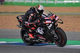 Tra cadute e colpi di scena: Bezzecchi firma la prima pole 2026, Aprilia brilla, Bagnaia nei guai