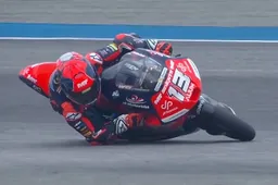 Moto3 show at Buriram: Almansa leads, Pini among the best, Danish pulls off a stunning save