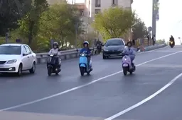 Donne in sella in Iran: il governo legalizza le patenti moto, simbolo di libertà