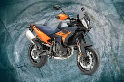 KTM 890 SMT 2026: new racing livery and a more aggressive look, ready to dominate the tarmac