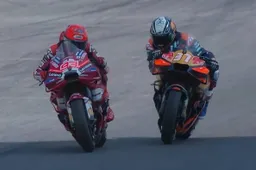 Scorching Sprint, fierce duel and a final penalty: Acosta triumphs over Marquez, Bezzecchi throws it all away