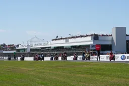 Tire scare at Phillip Island: a thousand tires airlifted to save testing, but the new spec won’t arrive until Friday