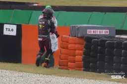 SBK Australia, cadute e infortuni per Sam Lowes e Mattia Rato: le condizioni dei piloti