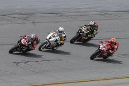 Saturday: the legendary race — a Daytona 200 for the history books