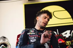 Bezzecchi alla carica: la ricetta per battere Marc Marquez