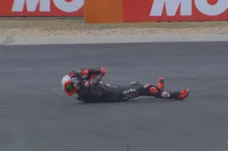 Bezzecchi sprecone, errore pesante nella Sprint: arriva anche la "strigliata" di Aprilia