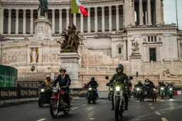 La prima Royal Enfield elettrica sfreccia a Roma, occhio al futuro per i 125 anni