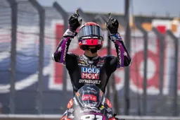 Cuore e velocità: Senna Agius risorge in Moto2, trionfo emozionante con dedica speciale