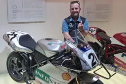 I, a die-hard Troy Bayliss fan, tell you what the Ducati world is like from the inside