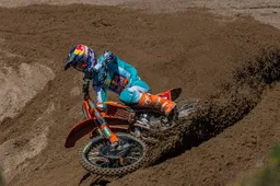 Laengenfelder conquista anche la Sardegna: trionfo MX2 e primato blindato, KTM in festa