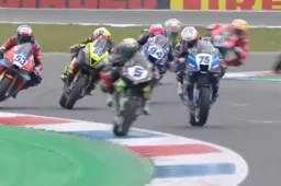 Supersport Assen: Gara 1, Jaume Masia emerge dalla rissa pazzesca