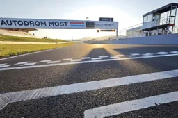 Superbike, caos a Most: un incendio scuote il paddock