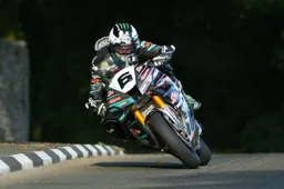 Michael Dunlop scarta la super Ducati Panigale V4 R per il TT: se ne riparla per il 2027