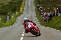 Paura al Tourist Trophy: il Senior TT fermato con la bandiera rossa