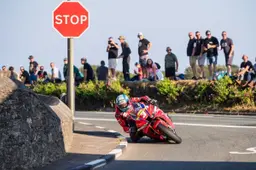Southern 100: Dean Harrison fa il marziano fra i muri di Billown, guarda qui gara 1