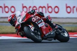 SBK Donington: Bulega può anche perdere, botte da orbi in famiglia