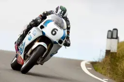 More legendary than ever: Michael Dunlop brings the Suzuki 750 to victory in Classic TT Formula 1