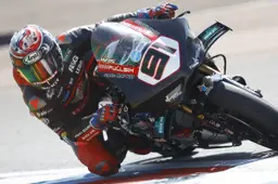 Superbike: 43 anni e non sentirli, Leon Haslam è ancora una minaccia nel BSB