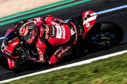 SBK Magny Cours: Bulega vince due volte, in gara 1 gli avversari sono sbriciolati