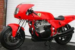 La leggendaria Ferrari 900: la storia irripetibile del mito artigianale degli anni '90