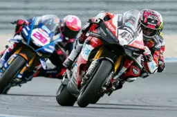 Mucchio selvaggio nel British Superbike ad Assen: Scott Redding ci resta male