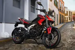 Bajaj Pulsar N125, la naked 125 per chi inizia: meno di 2.000 euro e cinque anni di garanzia