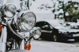 Dalla moto alla prima auto: la guida pratica per chi viaggia su due ruote