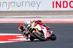 L'unico indonesiano: Mario Aji stella Moto2 in Indonesia, perchè ha il batik sul casco?