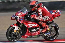 Sprint MotoGP Indonesia, Marquez ringrazia Aprilia per il regalo: la classifica piloti aggiornata