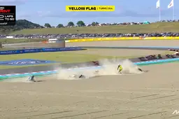 Sprint starts with a bang: Alex Márquez makes a mistake and takes out Di Giannantonio and Acosta!