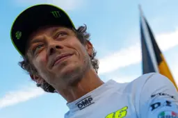 Rossi ritrova un Max: il confronto impari con Verstappen in auto a Portimao