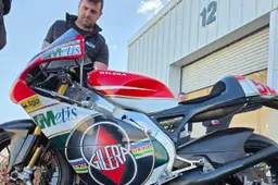 Michael Dunlop al lavoro su una Gilera 250 con i colori di Marco Simoncelli. Sabato presentazione di "58"
