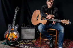 afb Nol met gitaar op stoel