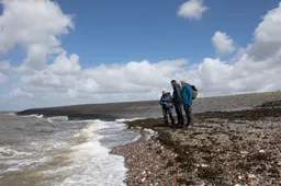 sijas met zijn ouders bij de pier van roptazyl foto tryntsje nauta