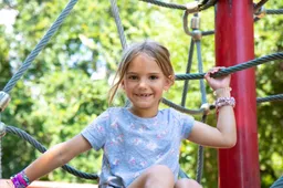 meisje speeltuin 2025