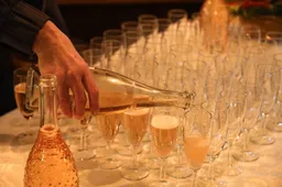 Champagne-inschenken-768x512