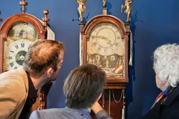Rondleiding langs de grote collectie Friese klokken